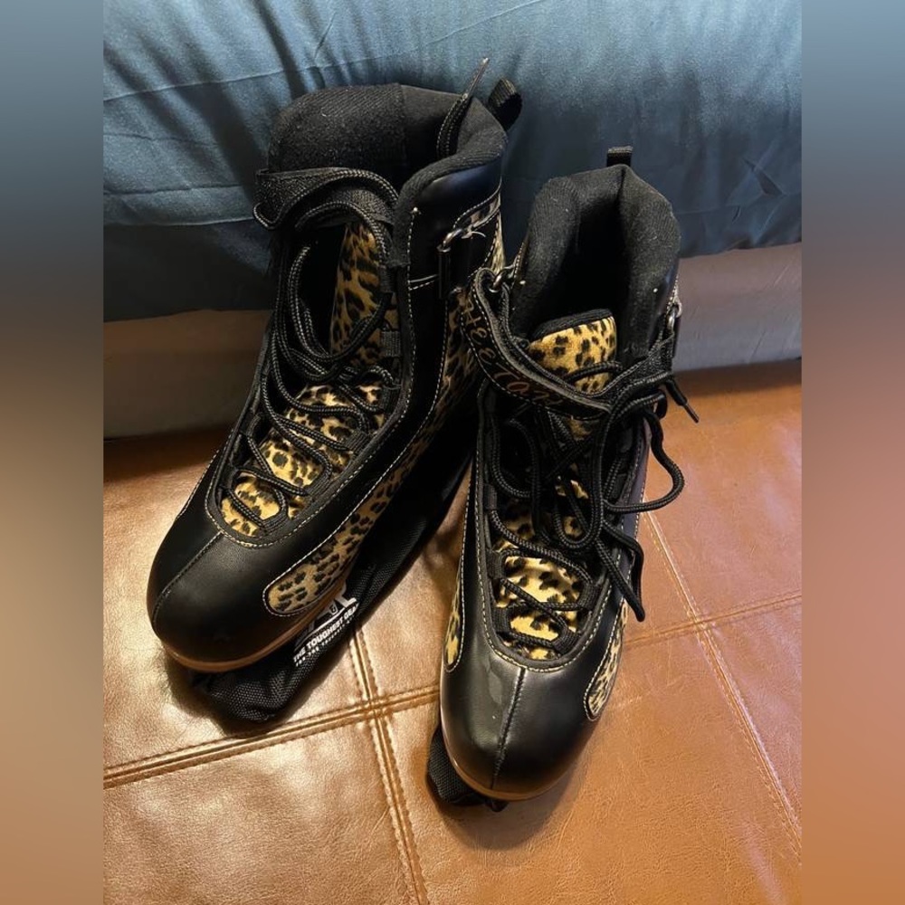 Womens Leopard Print Ice Skates NWOT, w/skate bag